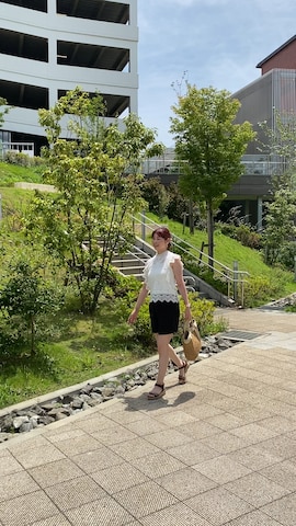 「夏服」｜「アイテム（イヤリング）」を使った、北澤 希世子さん（レディース・165cm）の夏コーディネート