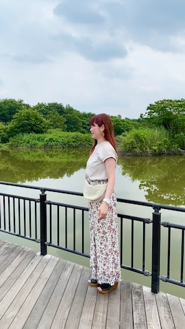 「夏服」｜「アイテム（イヤリング）」を使った、北澤 希世子さん（レディース・165cm）の夏コーディネート