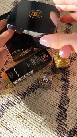 CHANELのアイシャドウを使ったRIHOさんのファッション動画