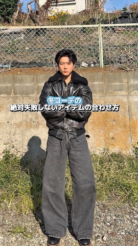 「アイテム（ウォレットチェーン）」を使った、岡本幸大さん（メンズ・172cm）の秋コーディネート